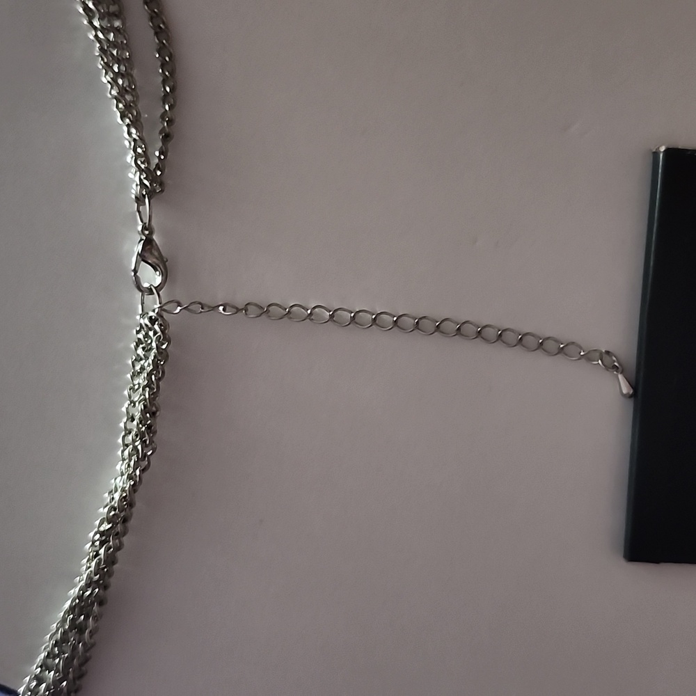 Flower necklace - Picture 2 of 2